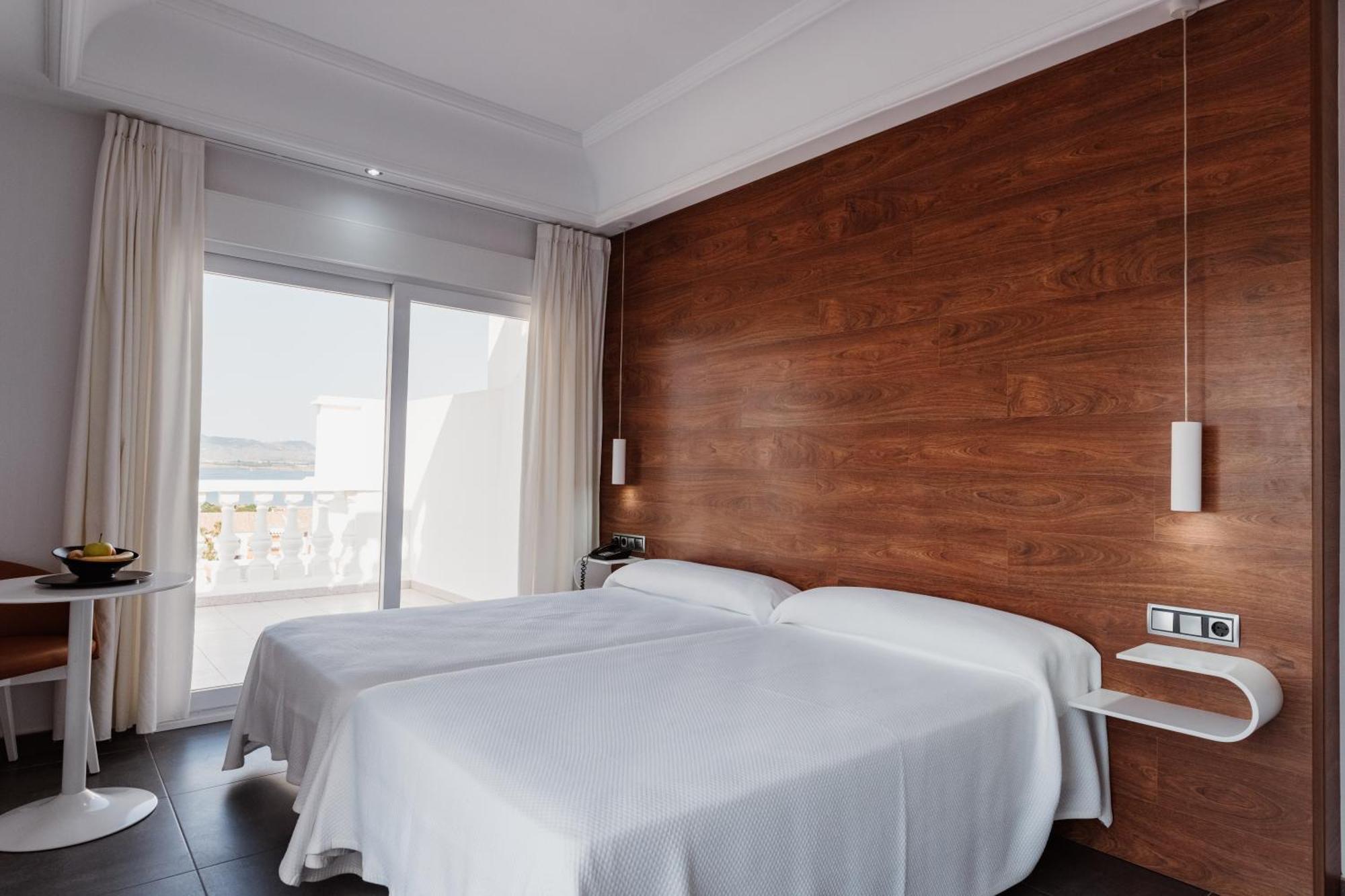 לה מנגה דל מר מנור Hotel Los Delfines מראה חיצוני תמונה